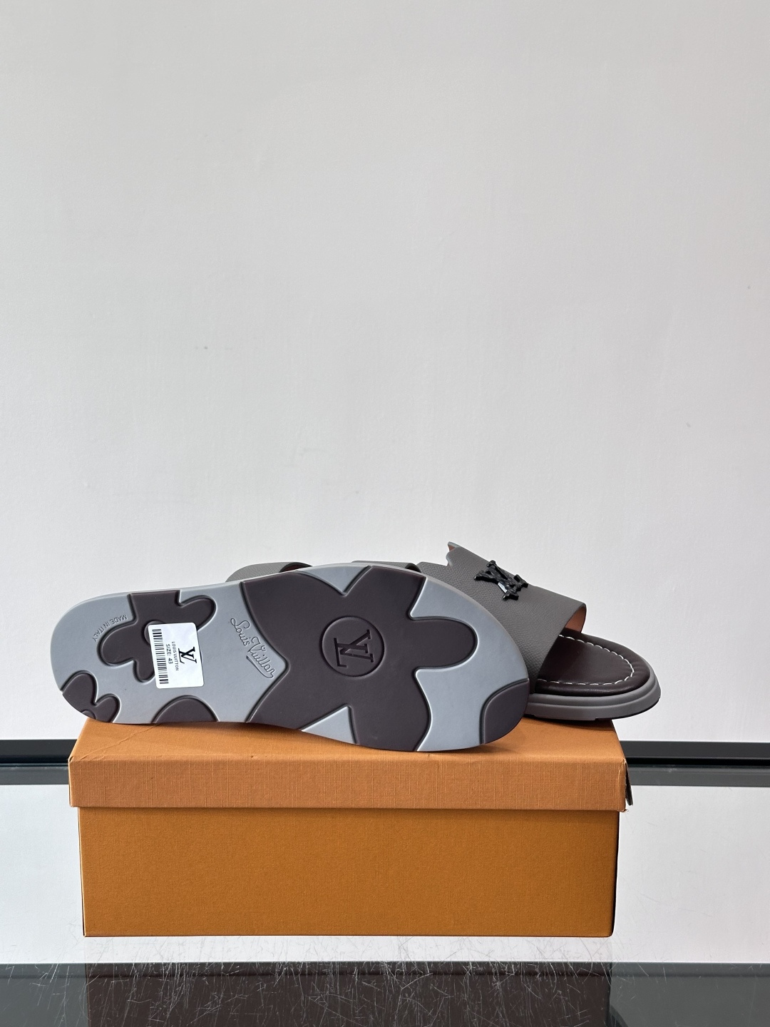 ​​✨LV Isola系列凉拖鞋，采用Monogram压花皮革，搭配橡胶鞋底，简约又有辨识度。鞋面“LV