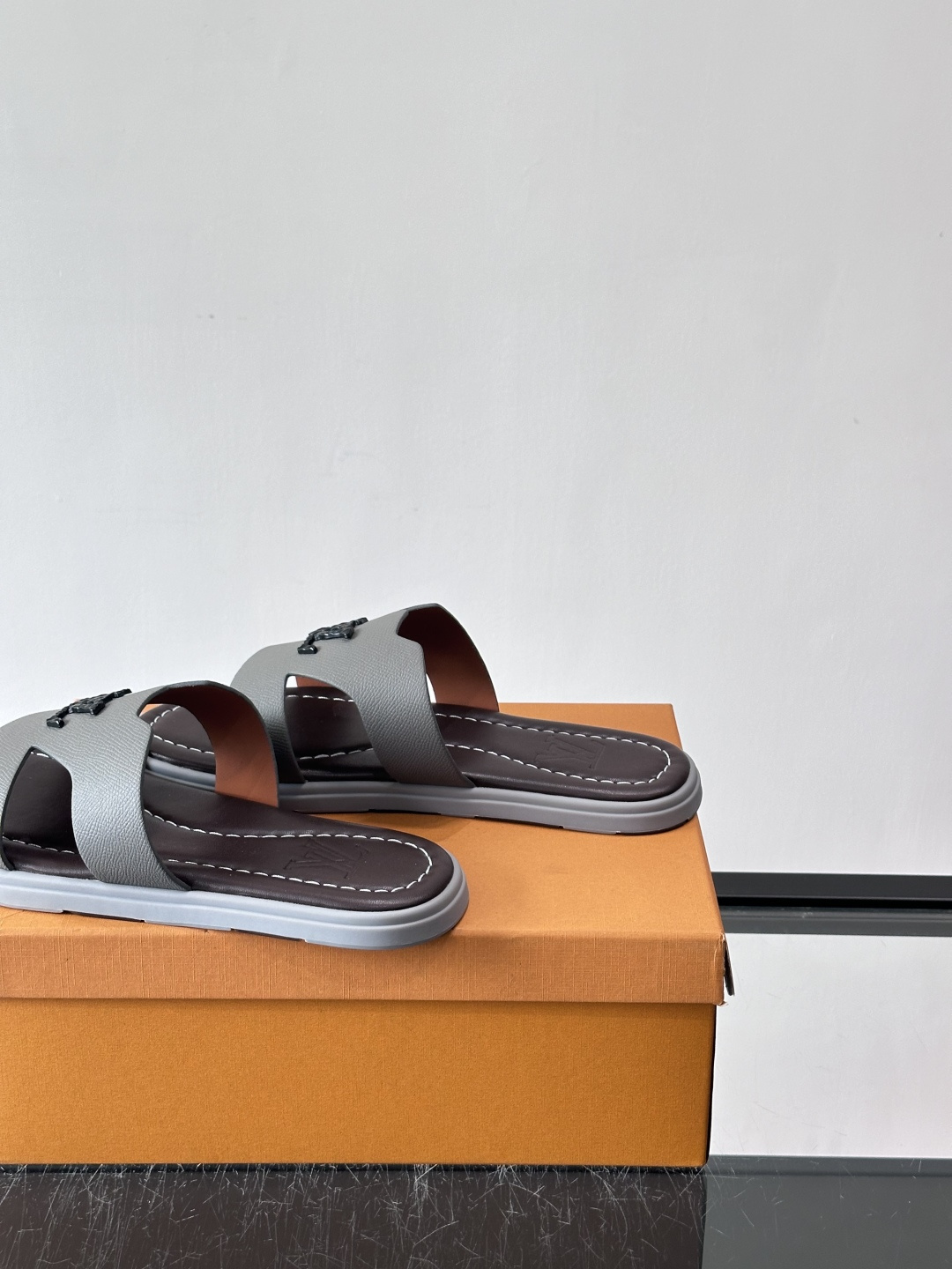 ​​✨LV Isola系列凉拖鞋，采用Monogram压花皮革，搭配橡胶鞋底，简约又有辨识度。鞋面“LV