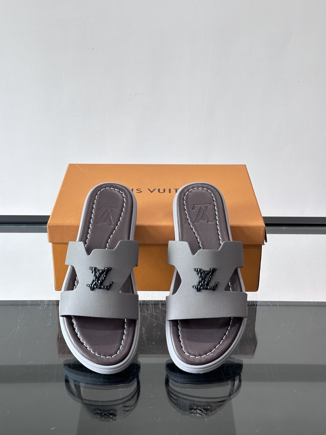 ​​✨LV Isola系列凉拖鞋，采用Monogram压花皮革，搭配橡胶鞋底，简约又有辨识度。鞋面“LV