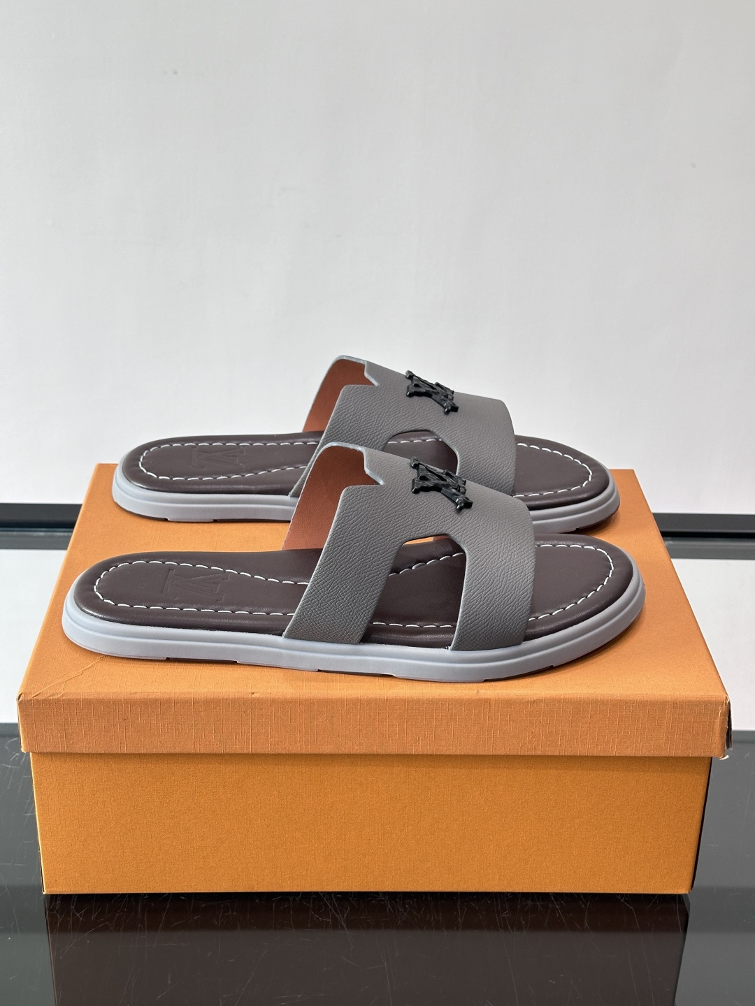 ​​✨LV Isola系列凉拖鞋，采用Monogram压花皮革，搭配橡胶鞋底，简约又有辨识度。鞋面“LV