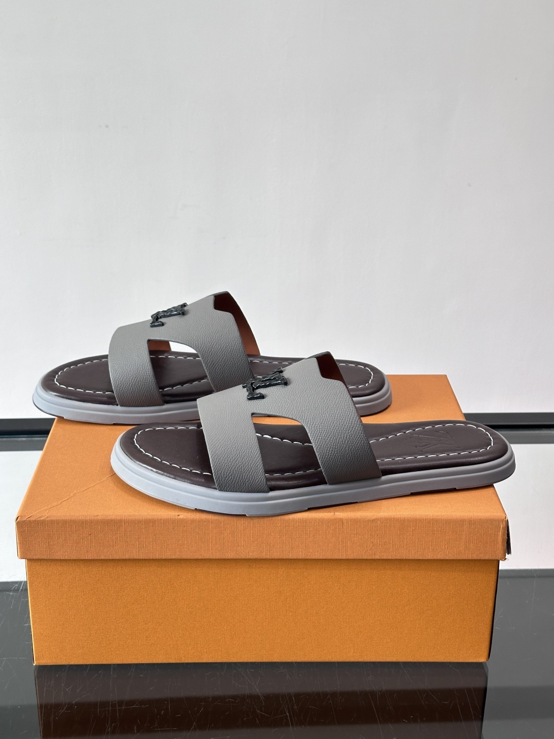 ​​✨LV Isola系列凉拖鞋，采用Monogram压花皮革，搭配橡胶鞋底，简约又有辨识度。鞋面“LV