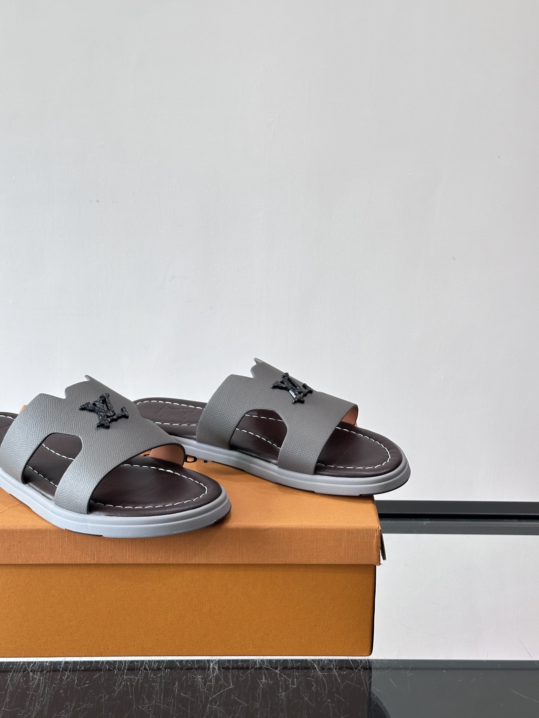 ​​✨LV Isola系列凉拖鞋，采用Monogram压花皮革，搭配橡胶鞋底，简约又有辨识度。鞋面“LV