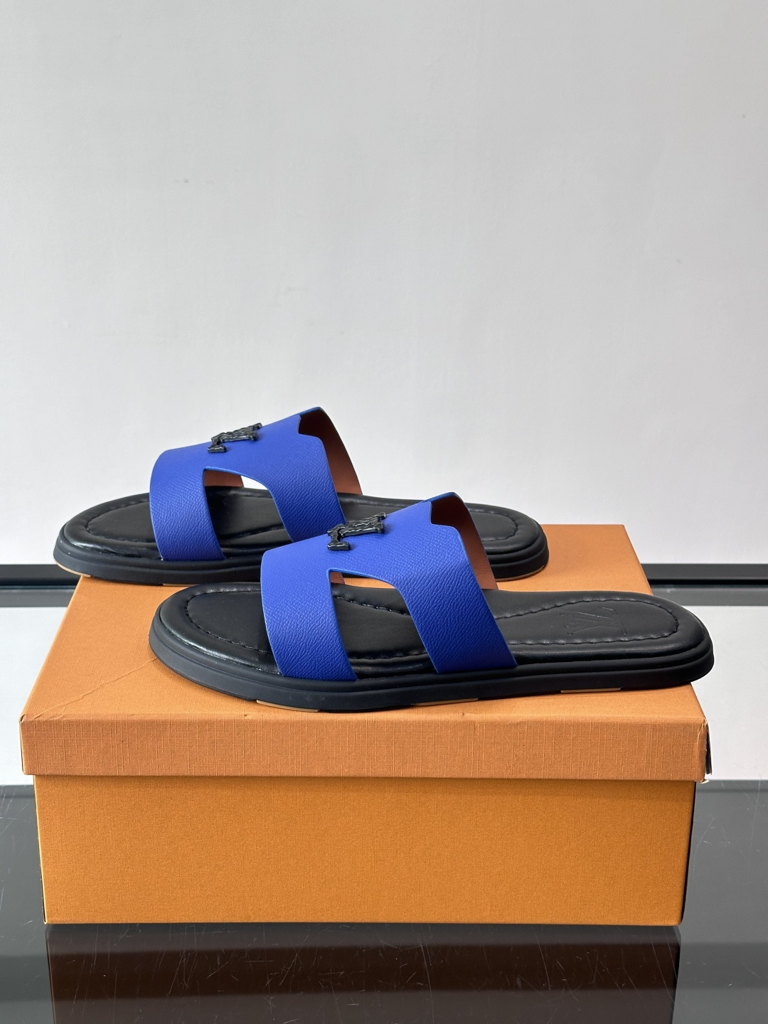 ​​✨LV Isola系列凉拖鞋，采用Monogram压花皮革，搭配橡胶鞋底，简约又有辨识度。鞋面“LV