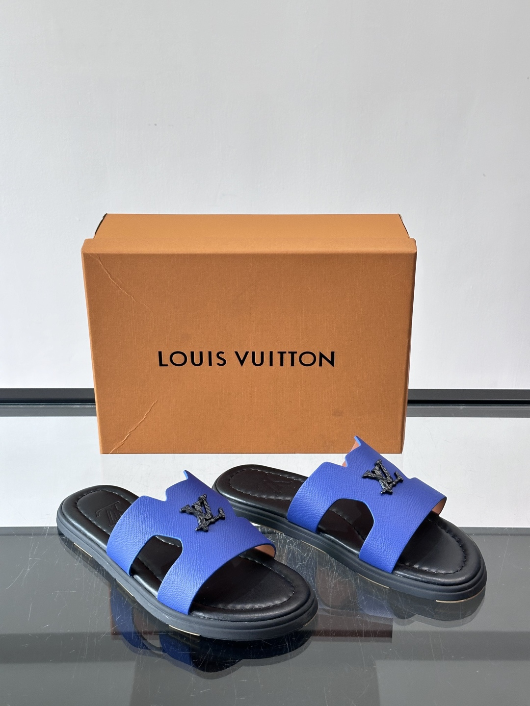 ​​✨LV Isola系列凉拖鞋，采用Monogram压花皮革，搭配橡胶鞋底，简约又有辨识度。鞋面“LV