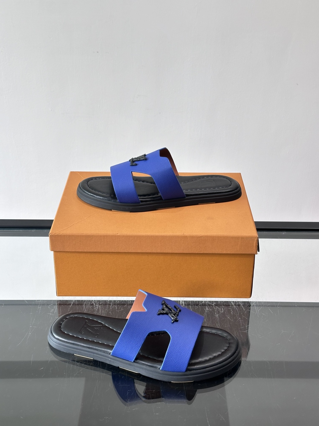 ​​✨LV Isola系列凉拖鞋，采用Monogram压花皮革，搭配橡胶鞋底，简约又有辨识度。鞋面“LV