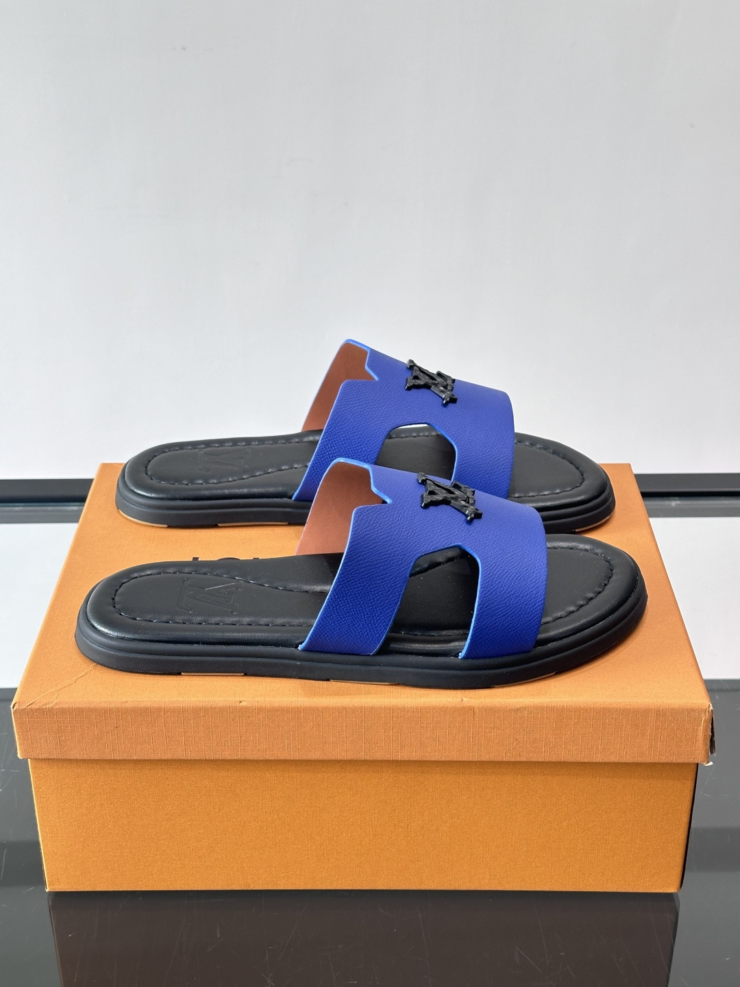 ​​✨LV Isola系列凉拖鞋，采用Monogram压花皮革，搭配橡胶鞋底，简约又有辨识度。鞋面“LV