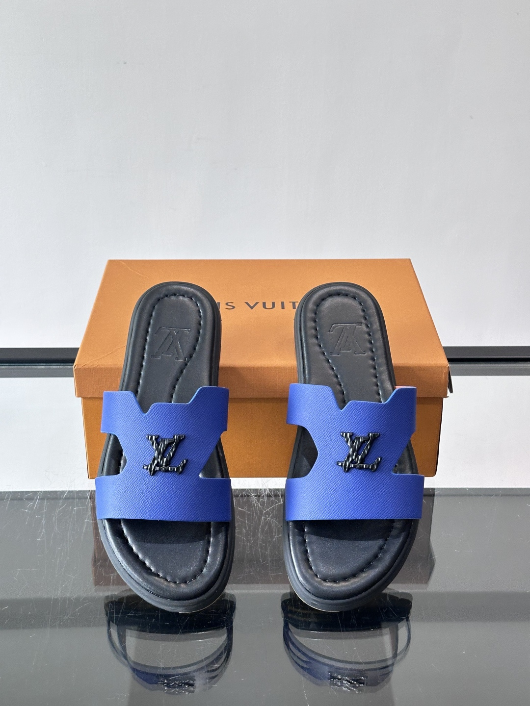 ​​✨LV Isola系列凉拖鞋，采用Monogram压花皮革，搭配橡胶鞋底，简约又有辨识度。鞋面“LV