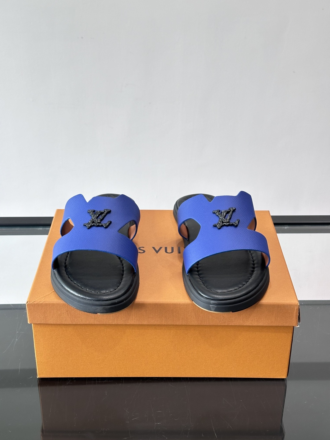 ​​✨LV Isola系列凉拖鞋，采用Monogram压花皮革，搭配橡胶鞋底，简约又有辨识度。鞋面“LV