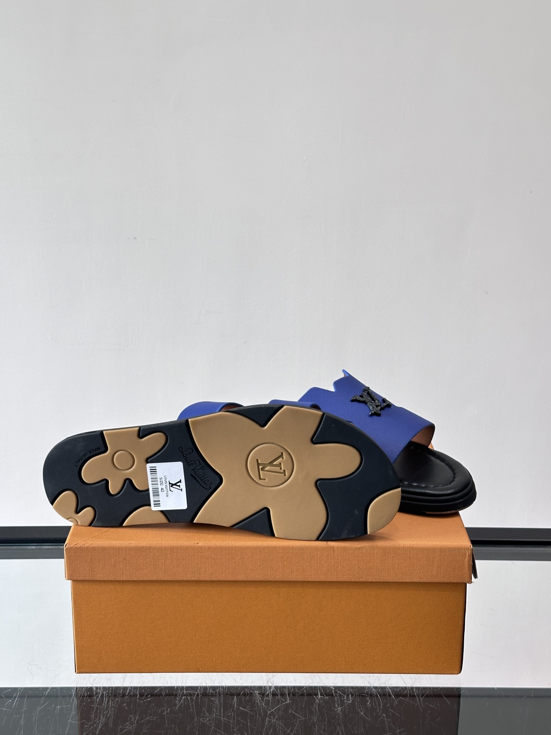 ​​✨LV Isola系列凉拖鞋，采用Monogram压花皮革，搭配橡胶鞋底，简约又有辨识度。鞋面“LV