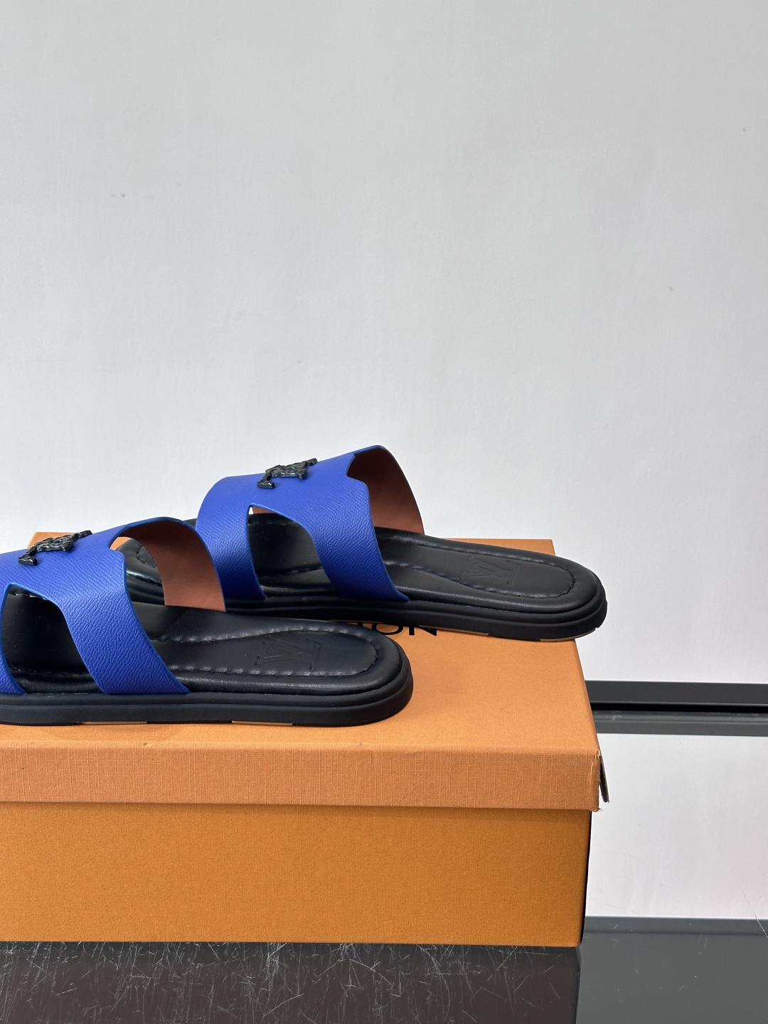 ​​✨LV Isola系列凉拖鞋，采用Monogram压花皮革，搭配橡胶鞋底，简约又有辨识度。鞋面“LV