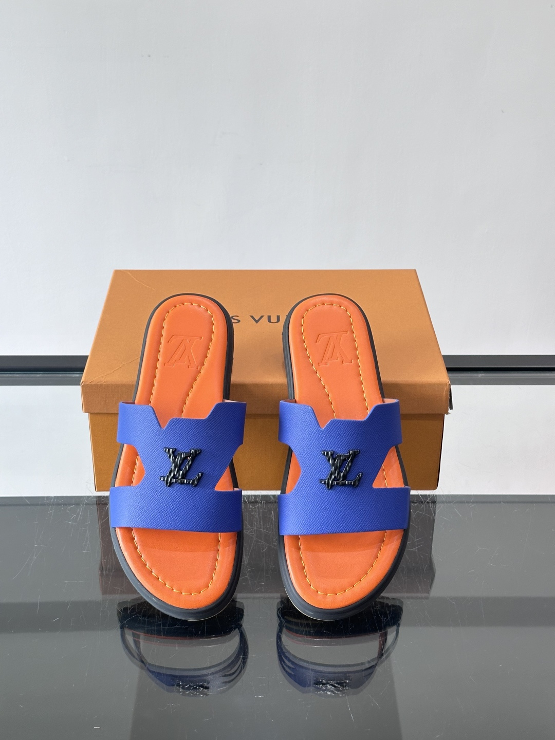 ​​✨LV Isola系列凉拖鞋，采用Monogram压花皮革，搭配橡胶鞋底，简约又有辨识度。鞋面“LV