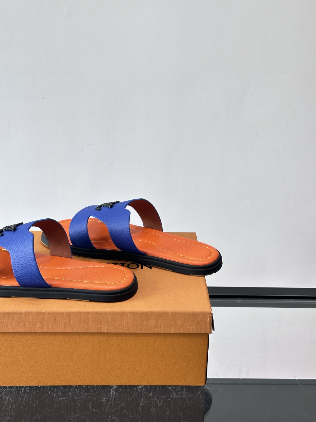 ​​✨LV Isola系列凉拖鞋，采用Monogram压花皮革，搭配橡胶鞋底，简约又有辨识度。鞋面“LV