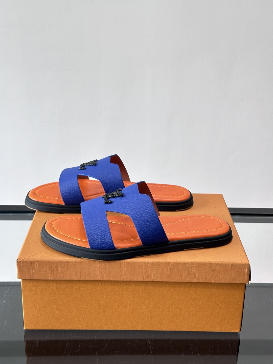 ​​✨LV Isola系列凉拖鞋，采用Monogram压花皮革，搭配橡胶鞋底，简约又有辨识度。鞋面“LV