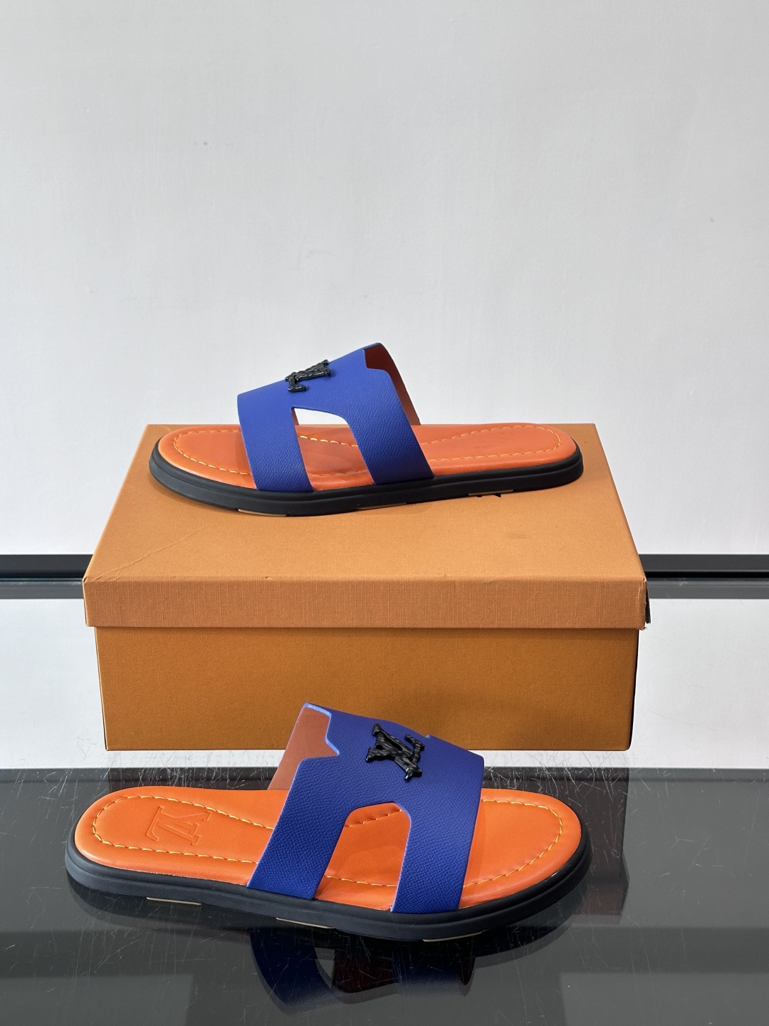 ​​✨LV Isola系列凉拖鞋，采用Monogram压花皮革，搭配橡胶鞋底，简约又有辨识度。鞋面“LV