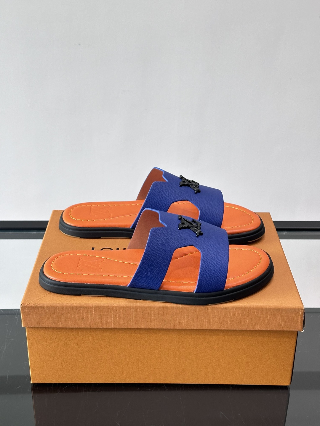 ​​✨LV Isola系列凉拖鞋，采用Monogram压花皮革，搭配橡胶鞋底，简约又有辨识度。鞋面“LV