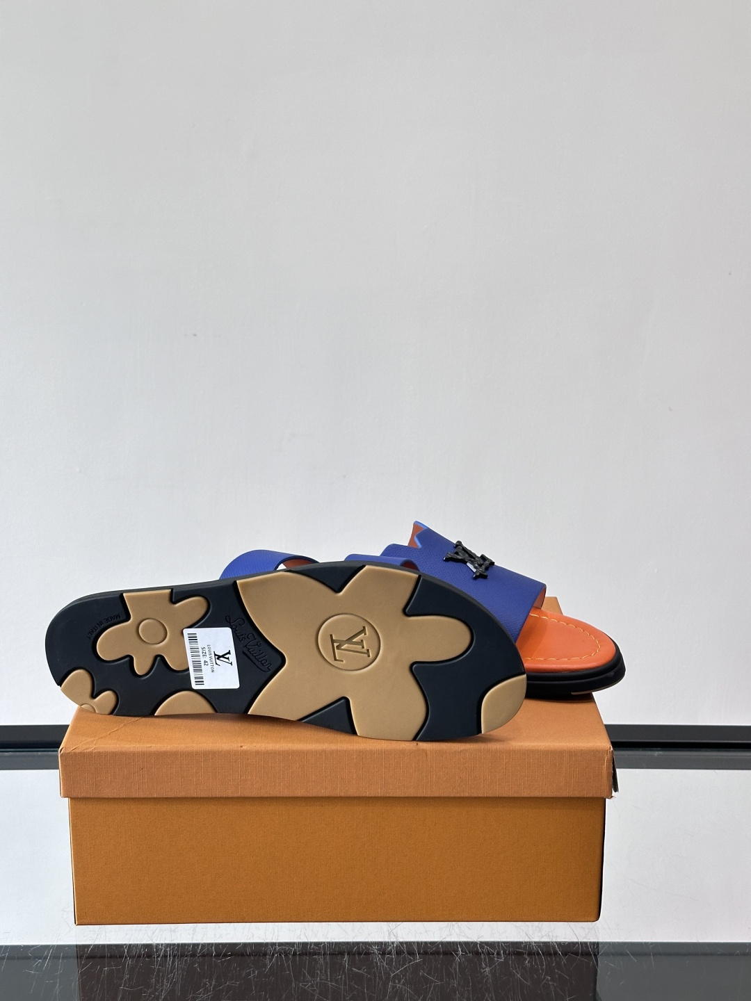 ​​✨LV Isola系列凉拖鞋，采用Monogram压花皮革，搭配橡胶鞋底，简约又有辨识度。鞋面“LV