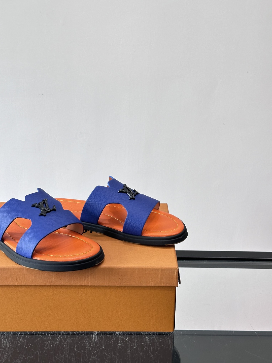 ​​✨LV Isola系列凉拖鞋，采用Monogram压花皮革，搭配橡胶鞋底，简约又有辨识度。鞋面“LV