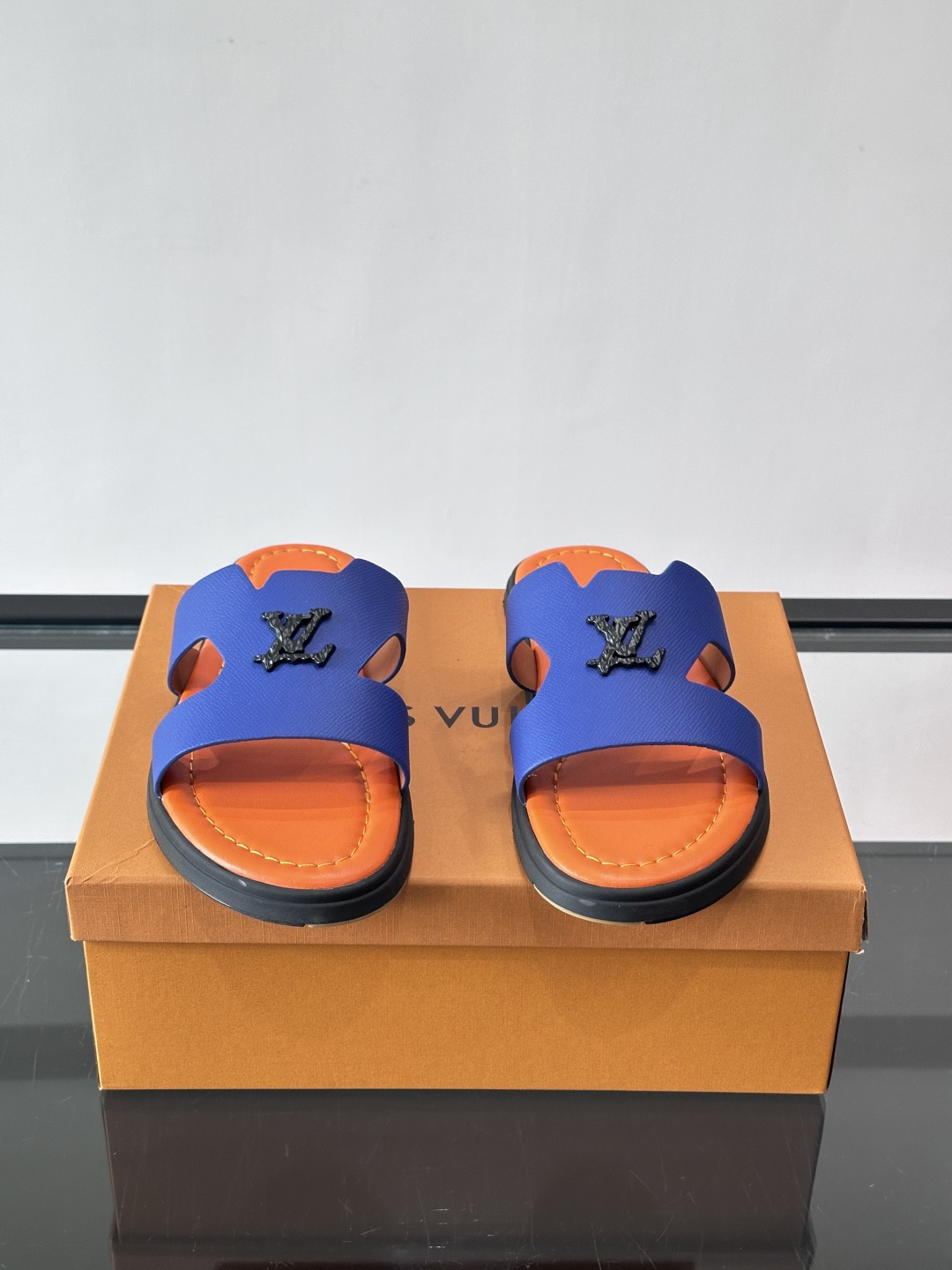 ​​✨LV Isola系列凉拖鞋，采用Monogram压花皮革，搭配橡胶鞋底，简约又有辨识度。鞋面“LV