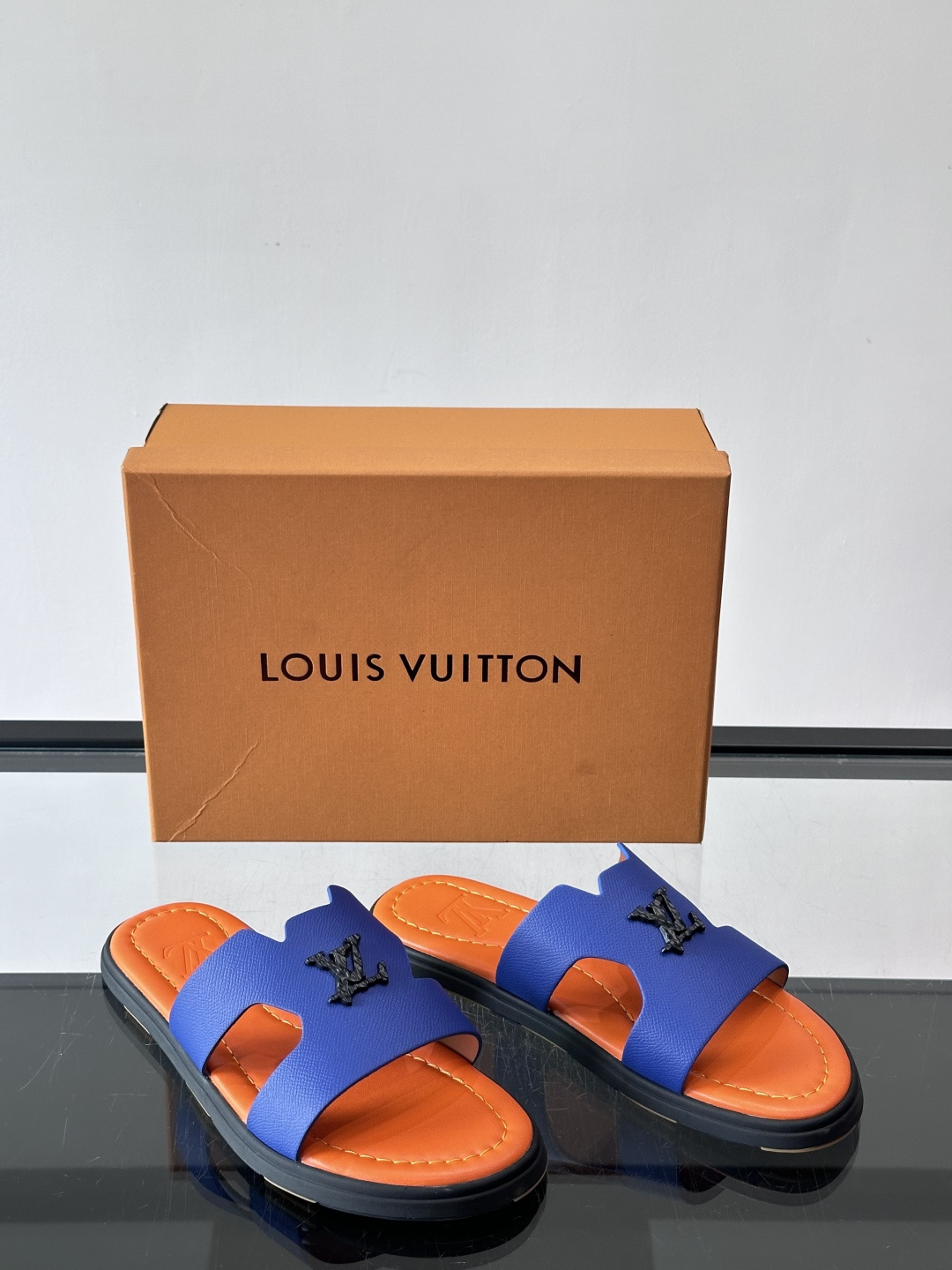 ​​✨LV Isola系列凉拖鞋，采用Monogram压花皮革，搭配橡胶鞋底，简约又有辨识度。鞋面“LV