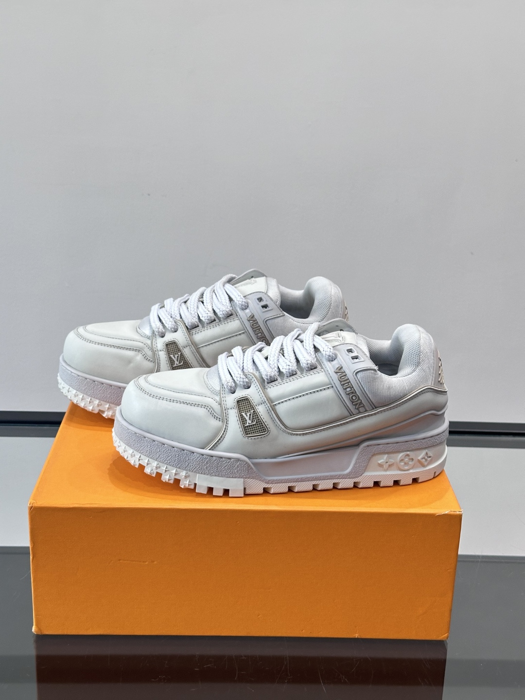 LV Trainer情侣👫运动鞋，采用优质皮革，鞋面有经典Monogram压纹，搭配金属LV标志，品牌感