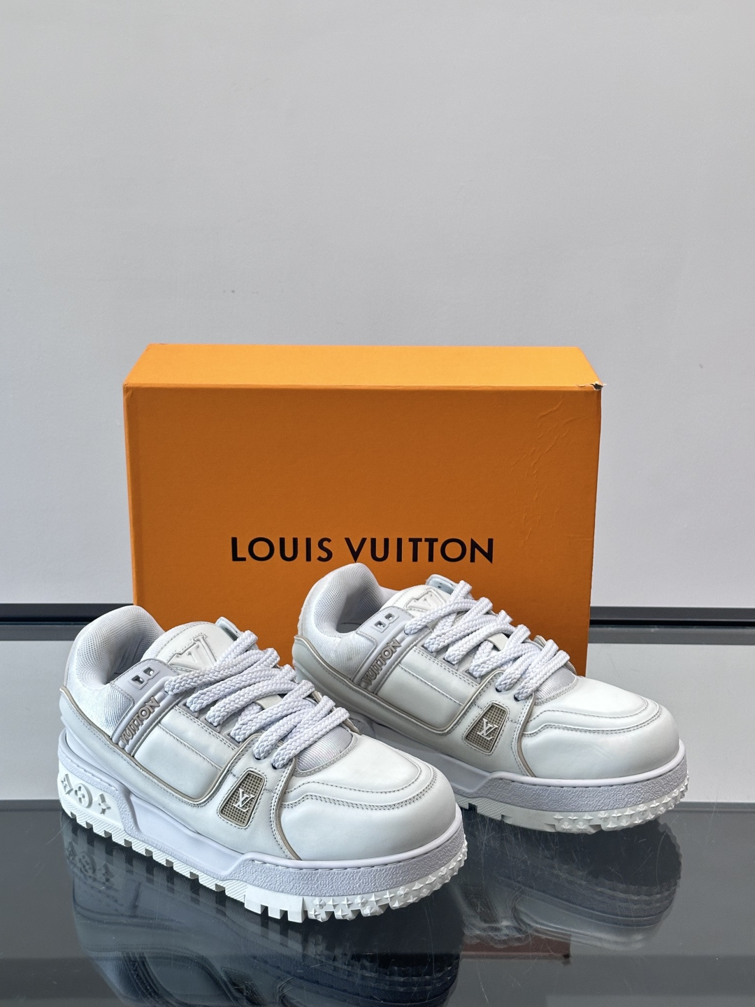 LV Trainer情侣👫运动鞋，采用优质皮革，鞋面有经典Monogram压纹，搭配金属LV标志，品牌感