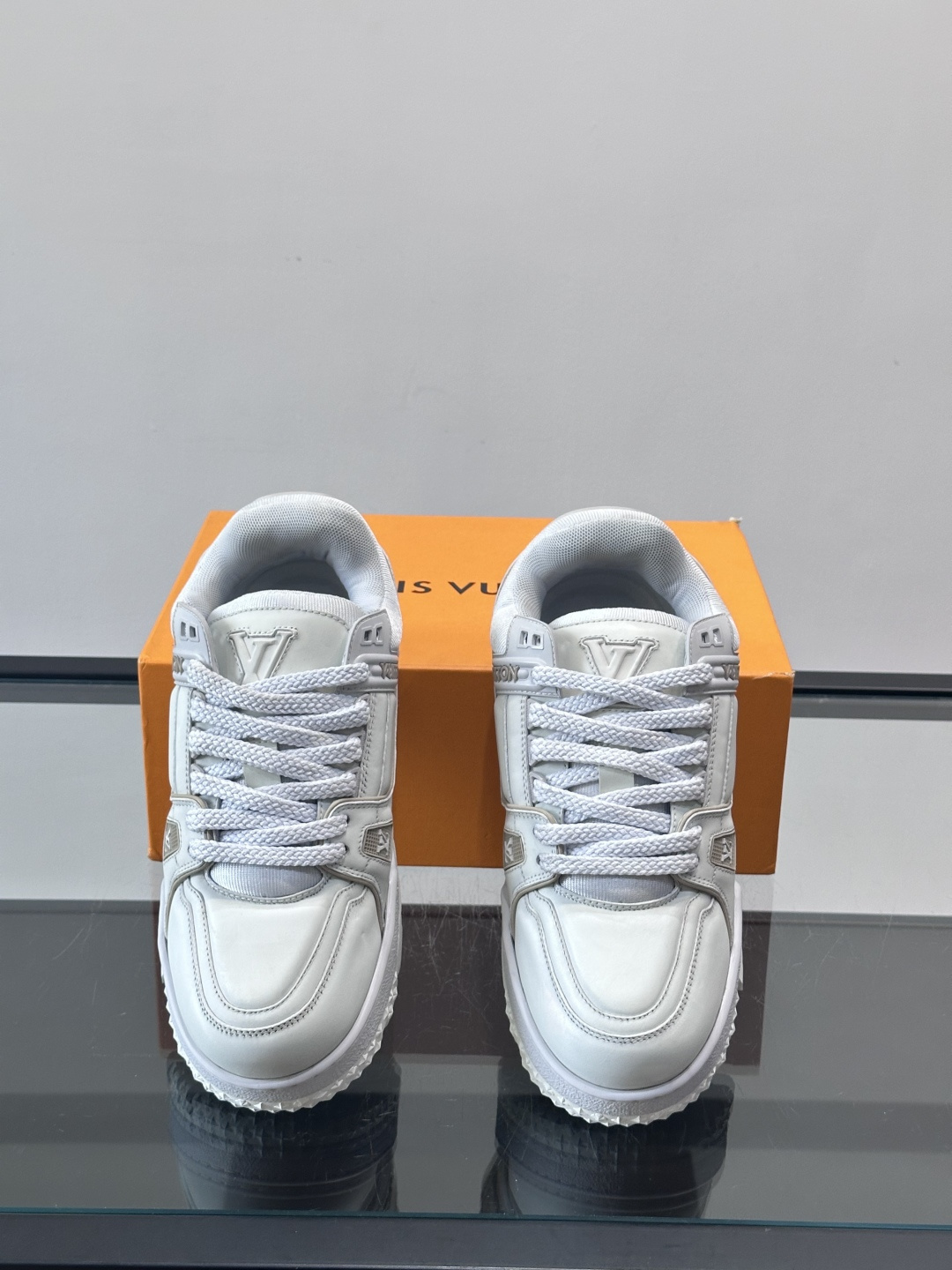 LV Trainer情侣👫运动鞋，采用优质皮革，鞋面有经典Monogram压纹，搭配金属LV标志，品牌感