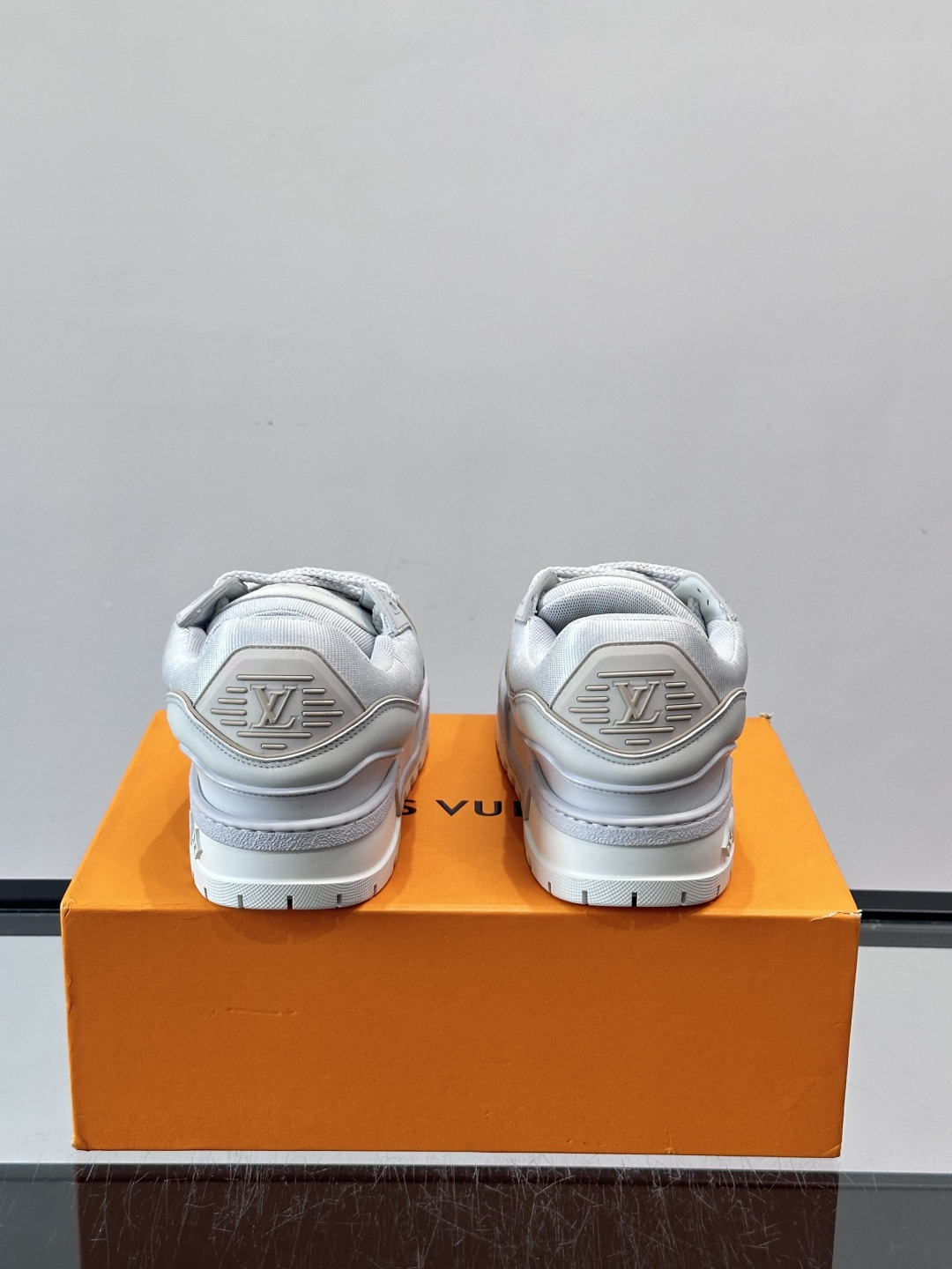 LV Trainer情侣👫运动鞋，采用优质皮革，鞋面有经典Monogram压纹，搭配金属LV标志，品牌感