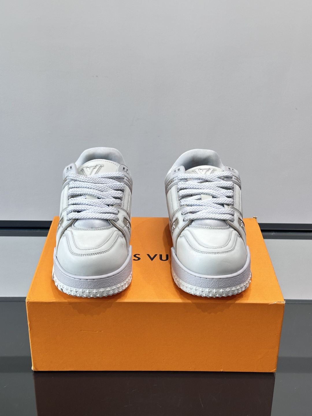 LV Trainer情侣👫运动鞋，采用优质皮革，鞋面有经典Monogram压纹，搭配金属LV标志，品牌感