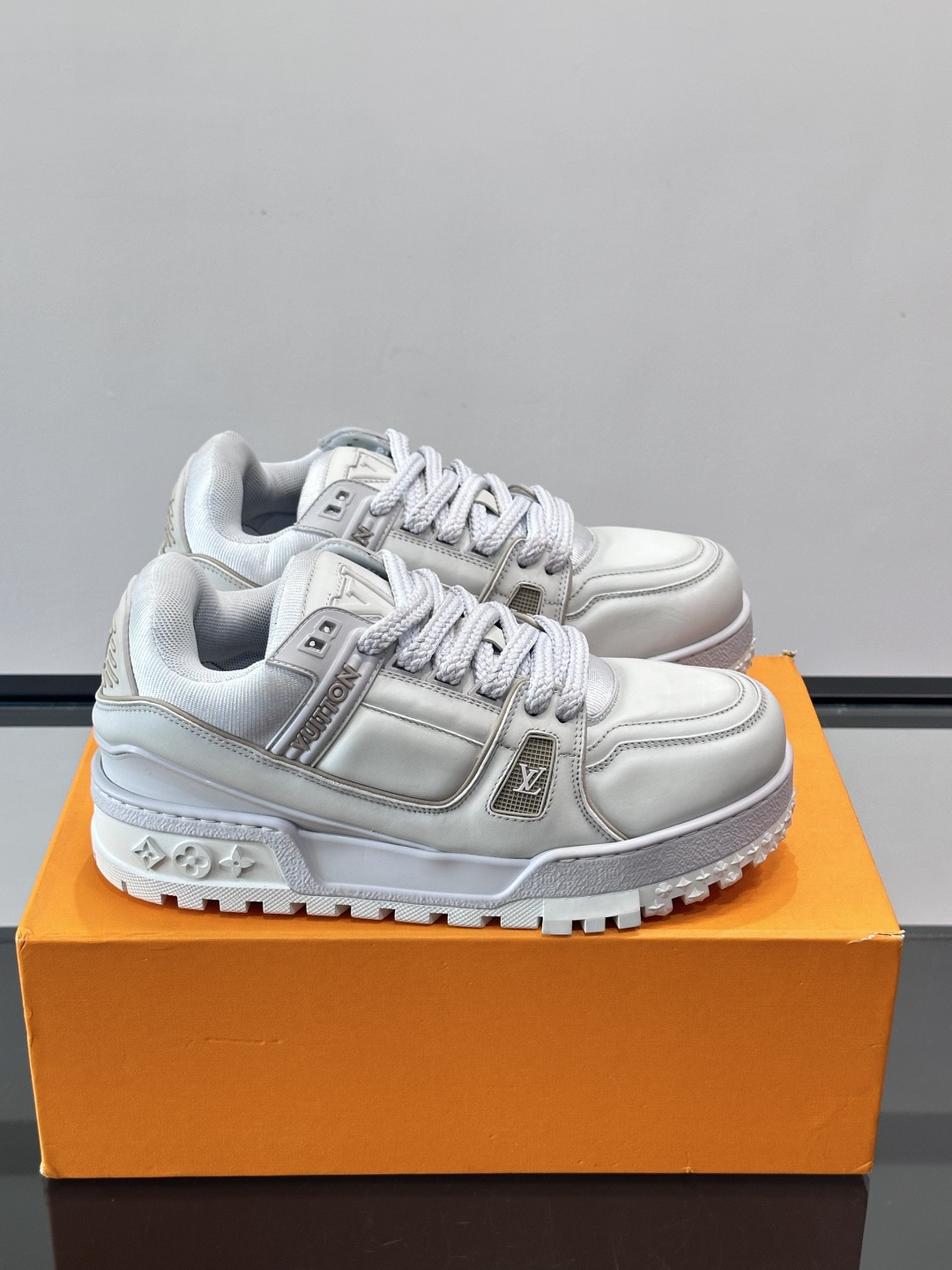 LV Trainer情侣👫运动鞋，采用优质皮革，鞋面有经典Monogram压纹，搭配金属LV标志，品牌感