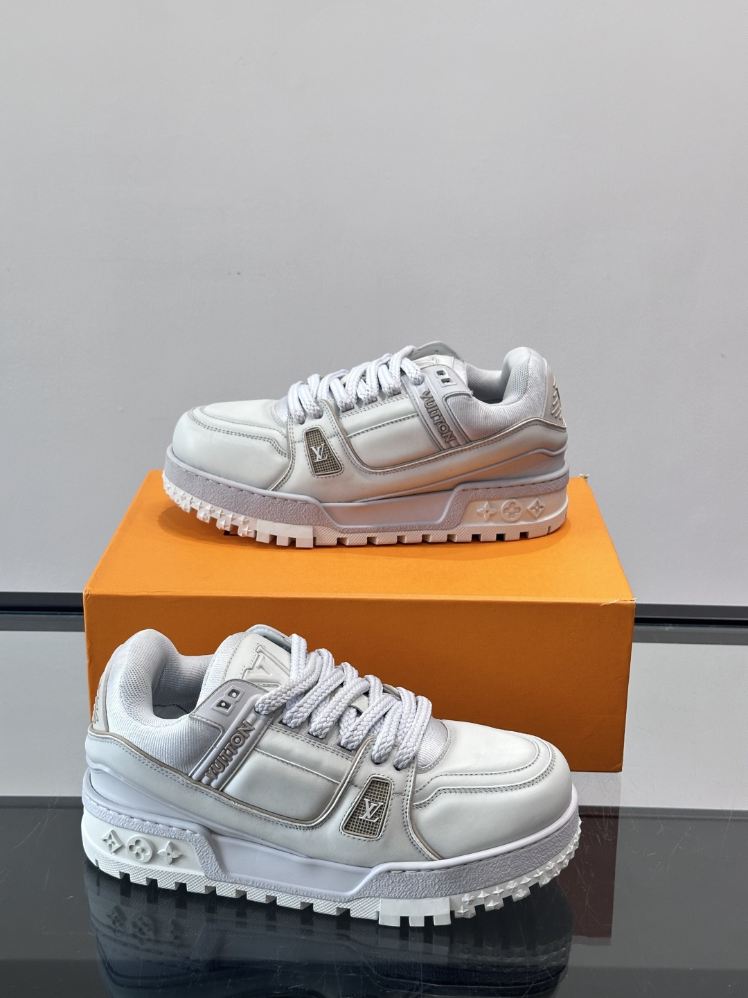 LV Trainer情侣👫运动鞋，采用优质皮革，鞋面有经典Monogram压纹，搭配金属LV标志，品牌感