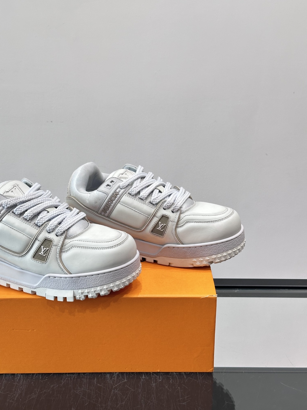 LV Trainer情侣👫运动鞋，采用优质皮革，鞋面有经典Monogram压纹，搭配金属LV标志，品牌感