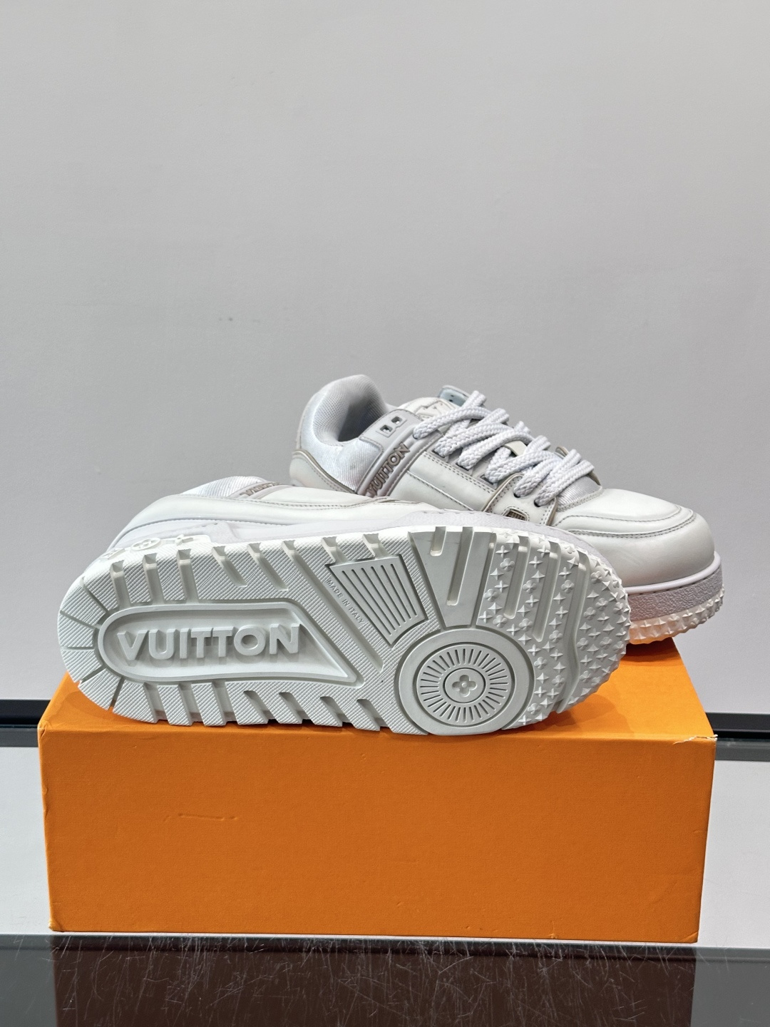 LV Trainer情侣👫运动鞋，采用优质皮革，鞋面有经典Monogram压纹，搭配金属LV标志，品牌感