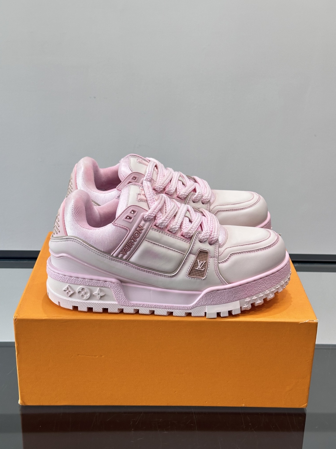 LV Trainer情侣👫运动鞋，采用优质皮革，鞋面有经典Monogram压纹，搭配金属LV标志，品牌感