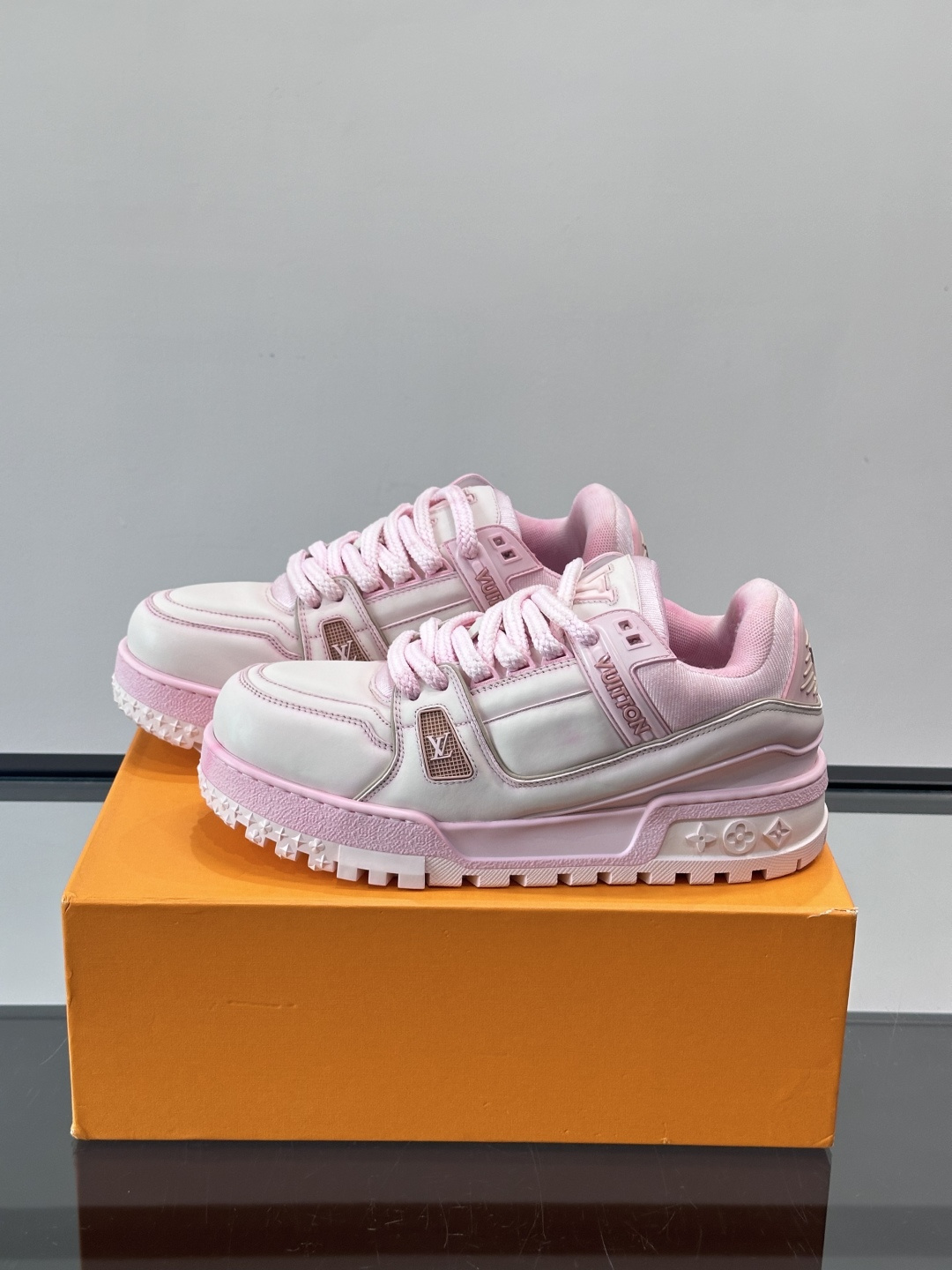 LV Trainer情侣👫运动鞋，采用优质皮革，鞋面有经典Monogram压纹，搭配金属LV标志，品牌感