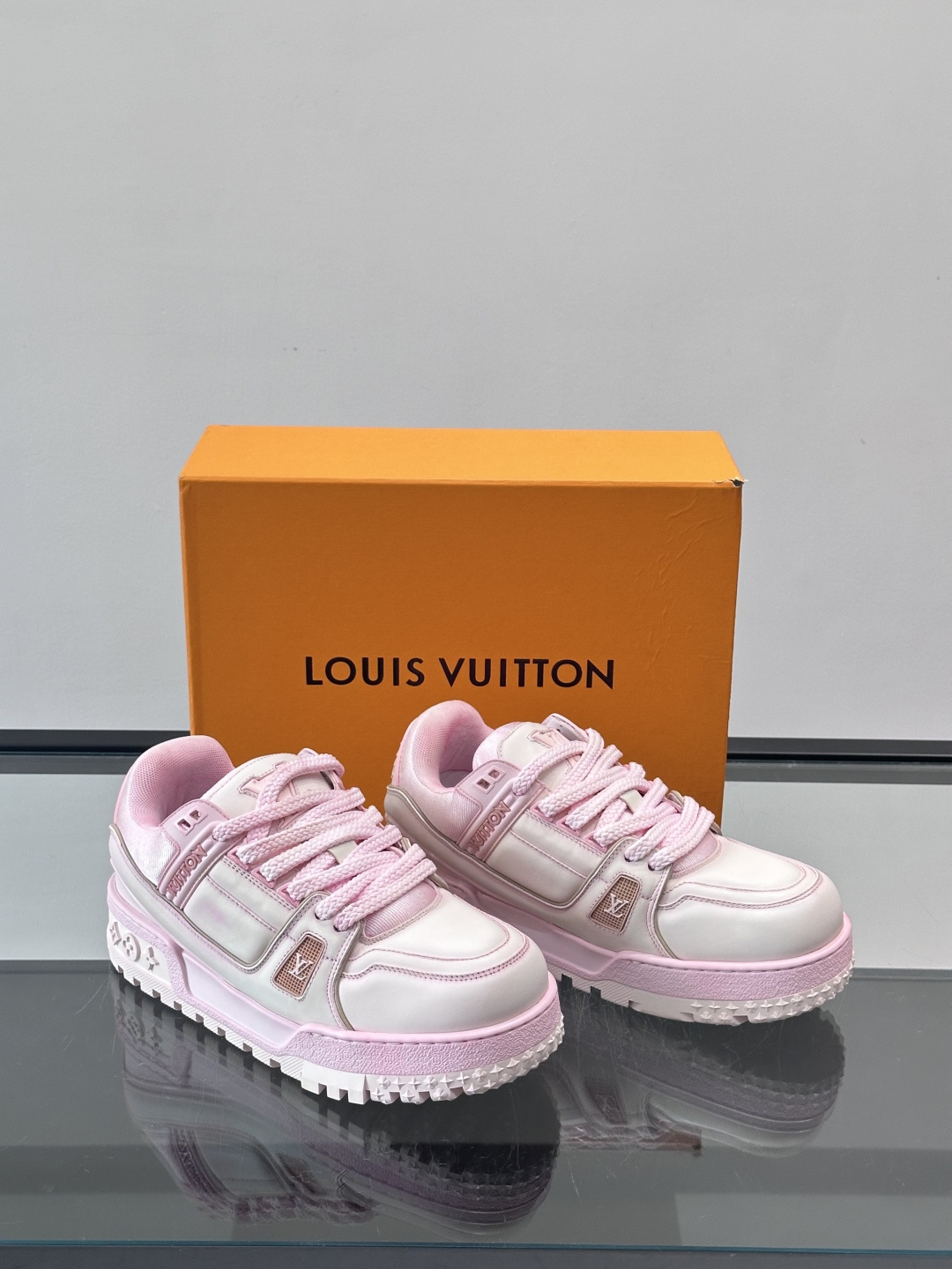 LV Trainer情侣👫运动鞋，采用优质皮革，鞋面有经典Monogram压纹，搭配金属LV标志，品牌感