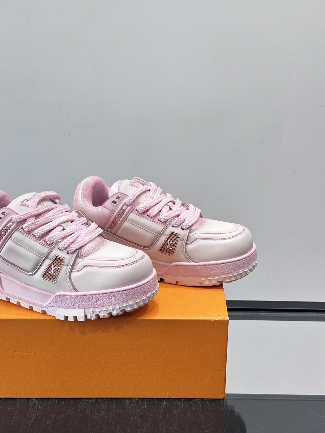 LV Trainer情侣👫运动鞋，采用优质皮革，鞋面有经典Monogram压纹，搭配金属LV标志，品牌感