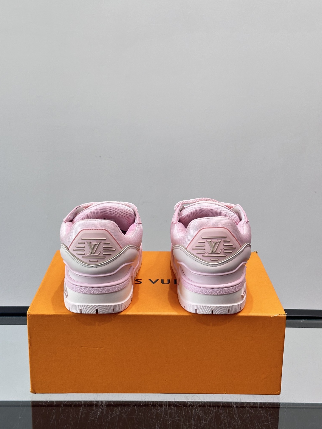 LV Trainer情侣👫运动鞋，采用优质皮革，鞋面有经典Monogram压纹，搭配金属LV标志，品牌感