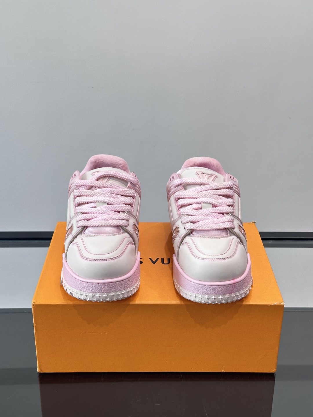 LV Trainer情侣👫运动鞋，采用优质皮革，鞋面有经典Monogram压纹，搭配金属LV标志，品牌感