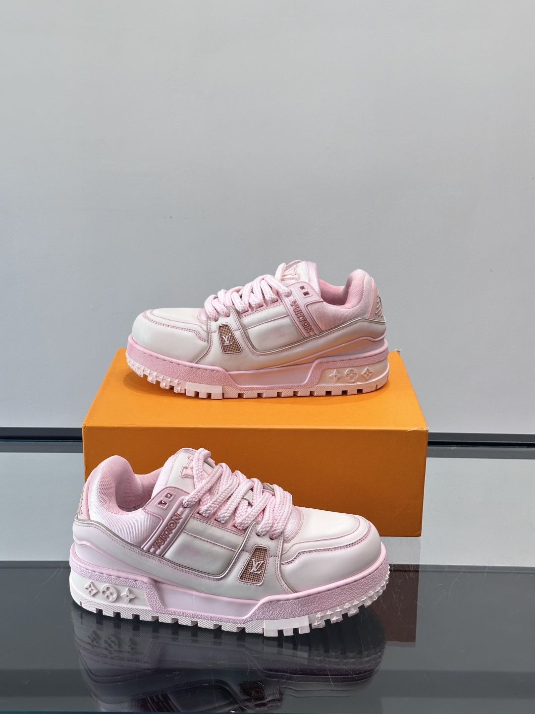 LV Trainer情侣👫运动鞋，采用优质皮革，鞋面有经典Monogram压纹，搭配金属LV标志，品牌感