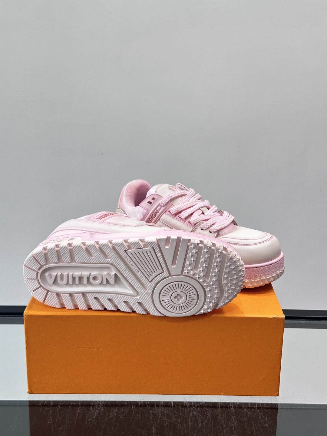 LV Trainer情侣👫运动鞋，采用优质皮革，鞋面有经典Monogram压纹，搭配金属LV标志，品牌感