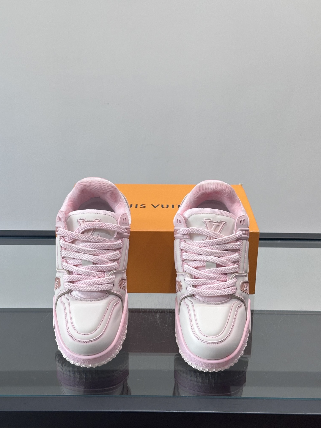 LV Trainer情侣👫运动鞋，采用优质皮革，鞋面有经典Monogram压纹，搭配金属LV标志，品牌感