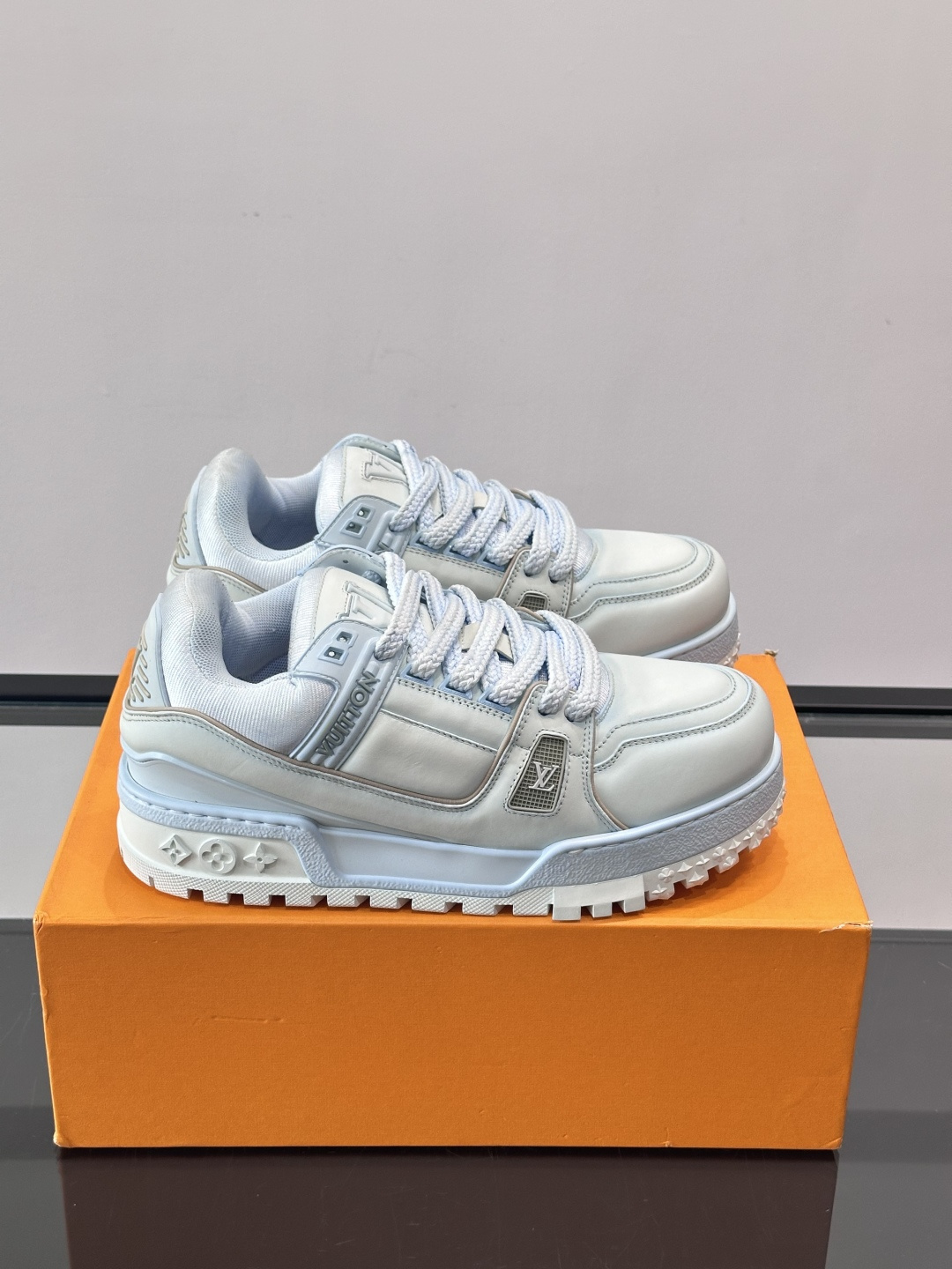 LV Trainer情侣👫运动鞋，采用优质皮革，鞋面有经典Monogram压纹，搭配金属LV标志，品牌感