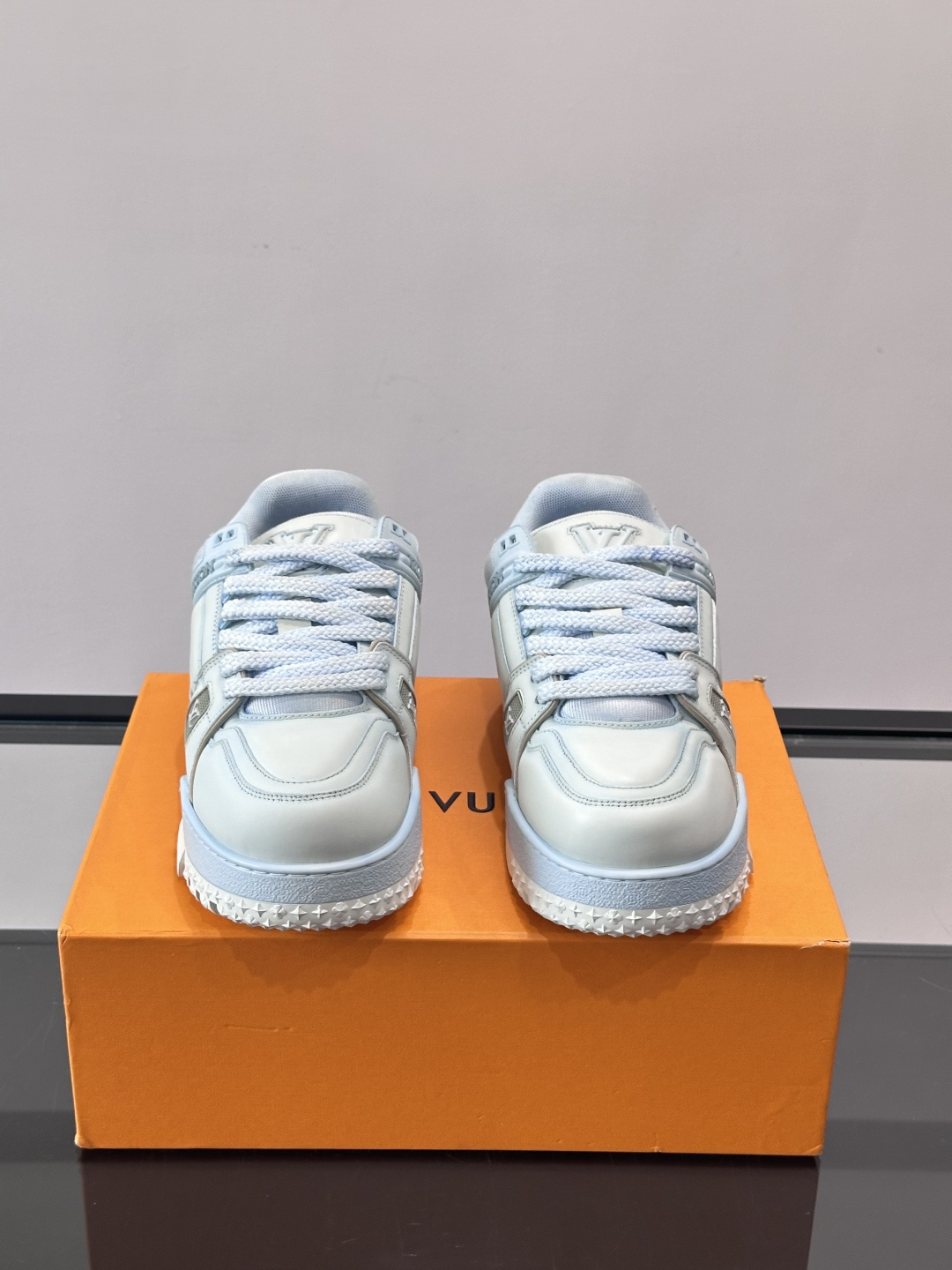 LV Trainer情侣👫运动鞋，采用优质皮革，鞋面有经典Monogram压纹，搭配金属LV标志，品牌感