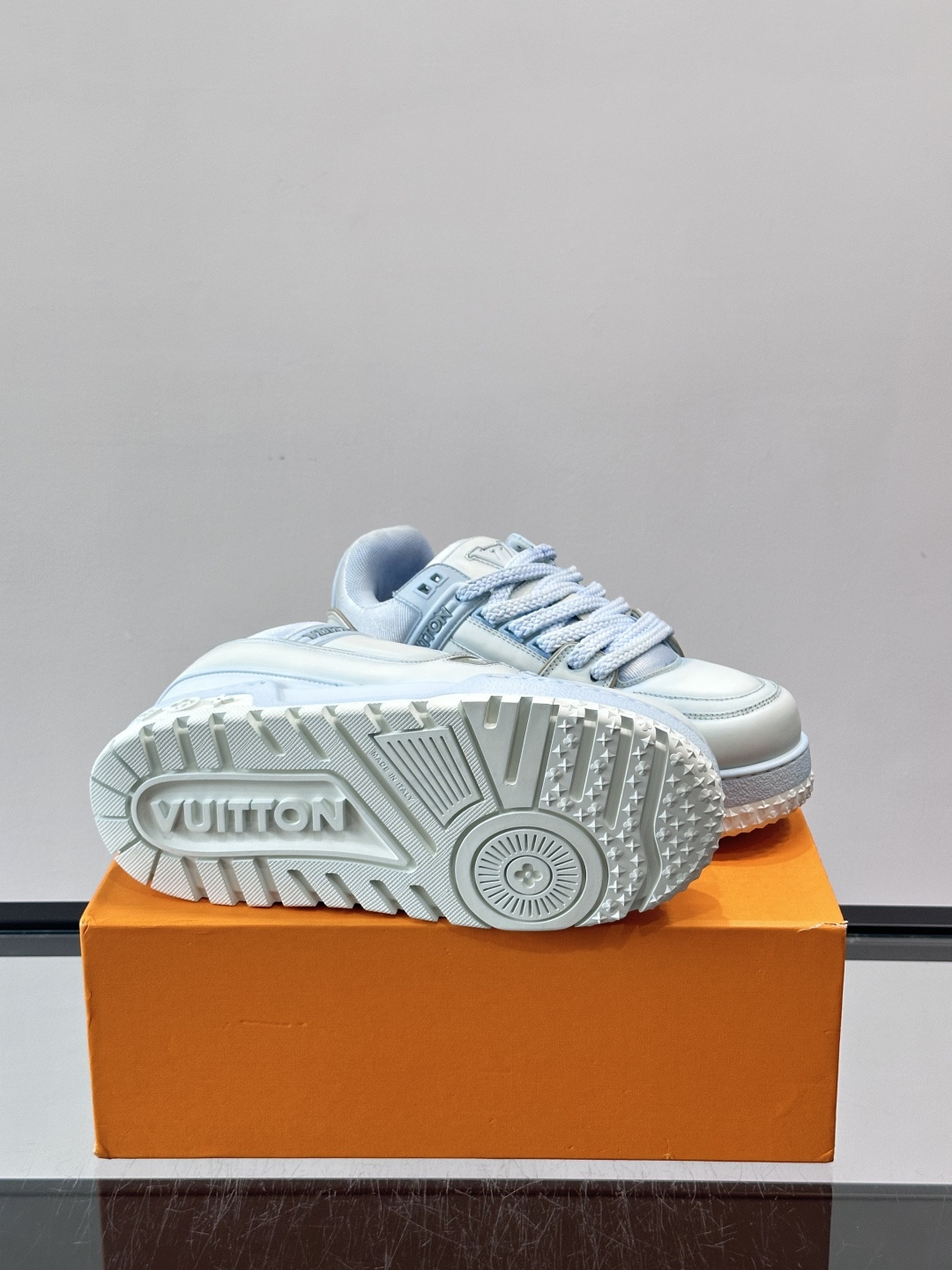 LV Trainer情侣👫运动鞋，采用优质皮革，鞋面有经典Monogram压纹，搭配金属LV标志，品牌感