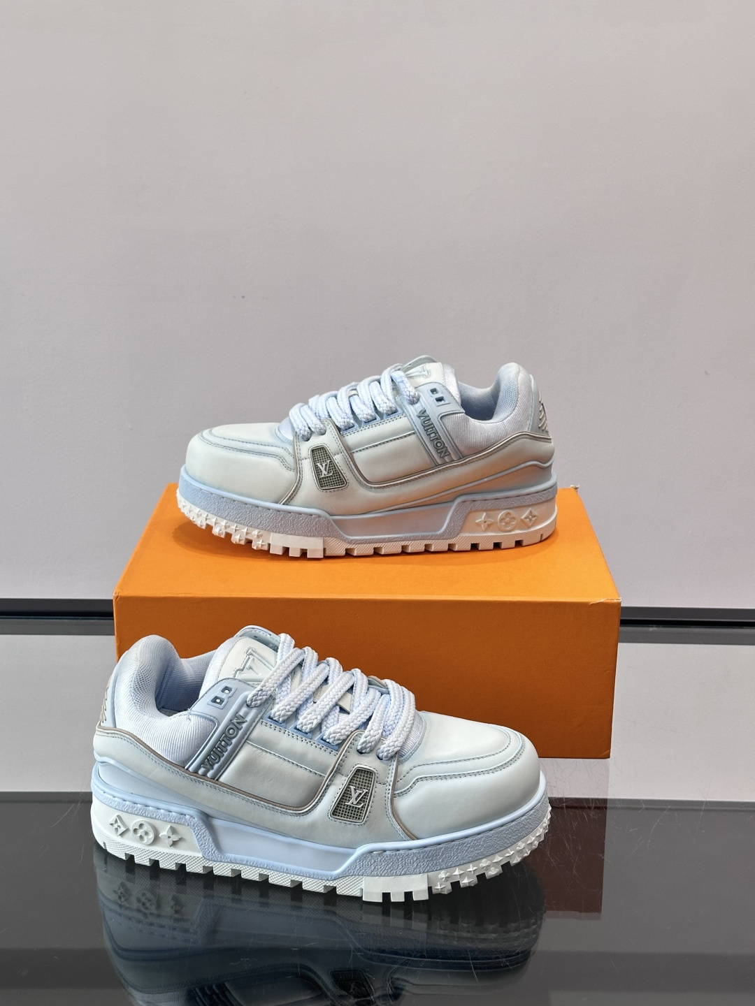 LV Trainer情侣👫运动鞋，采用优质皮革，鞋面有经典Monogram压纹，搭配金属LV标志，品牌感