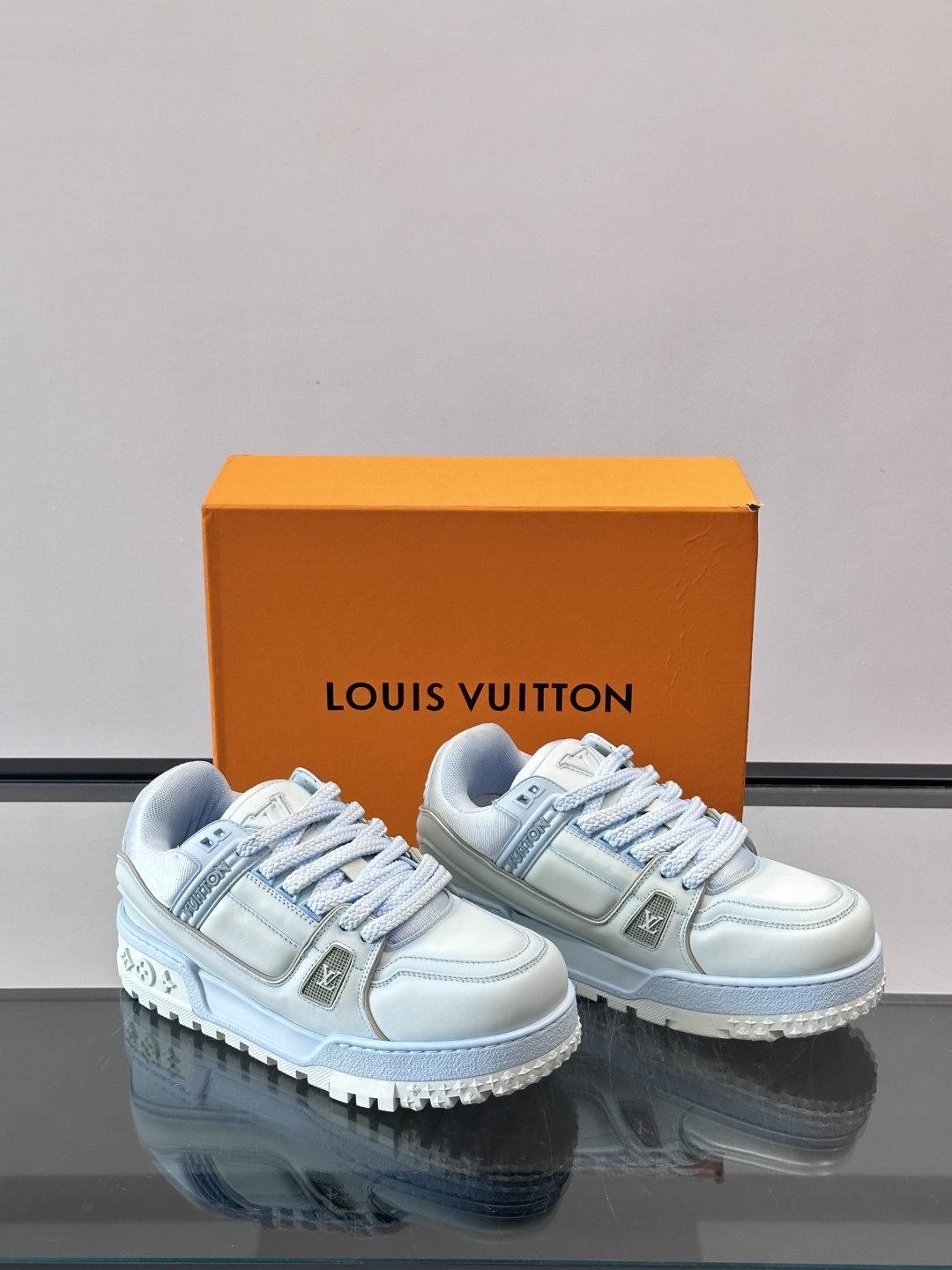 LV Trainer情侣👫运动鞋，采用优质皮革，鞋面有经典Monogram压纹，搭配金属LV标志，品牌感