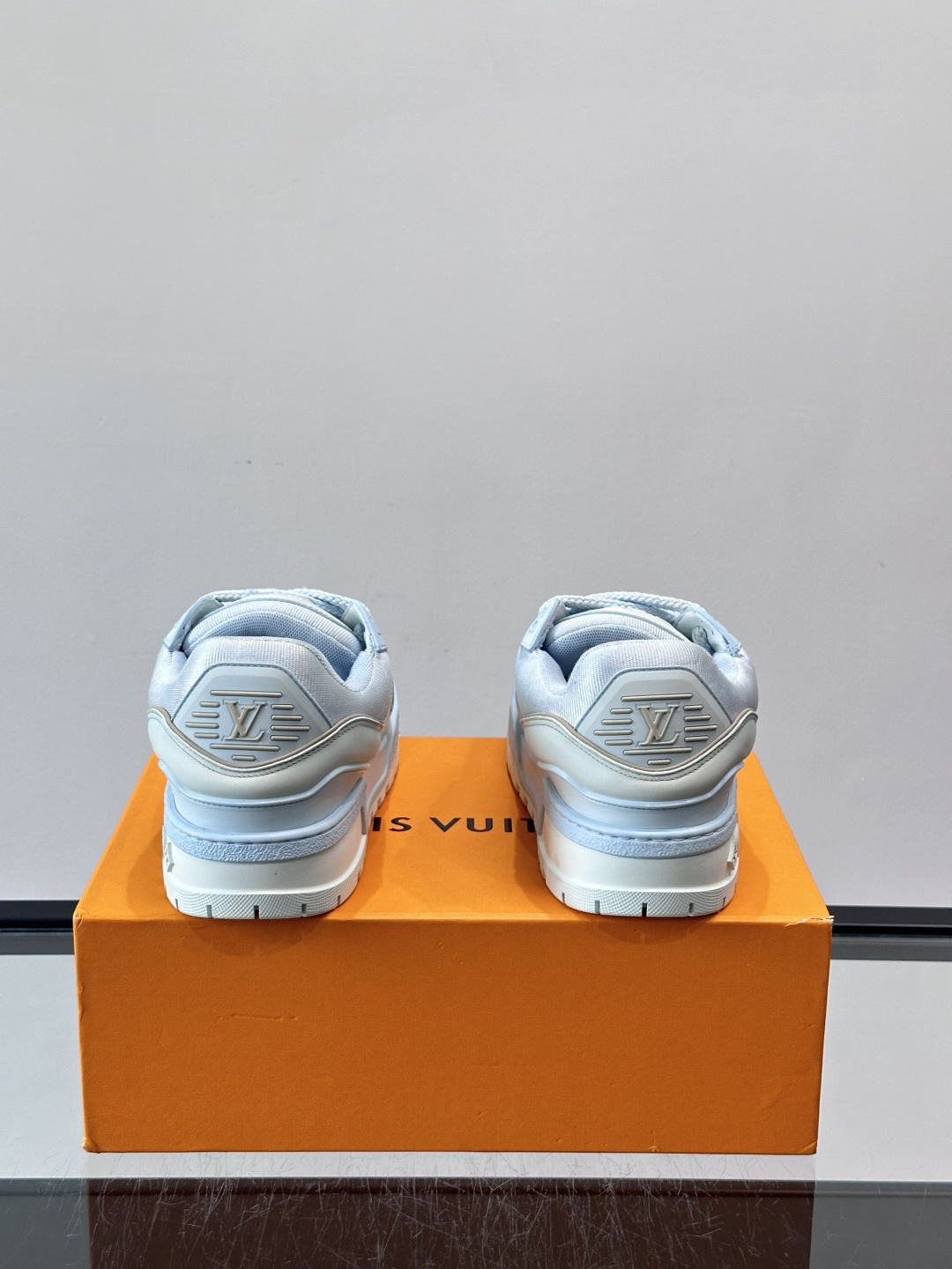 LV Trainer情侣👫运动鞋，采用优质皮革，鞋面有经典Monogram压纹，搭配金属LV标志，品牌感