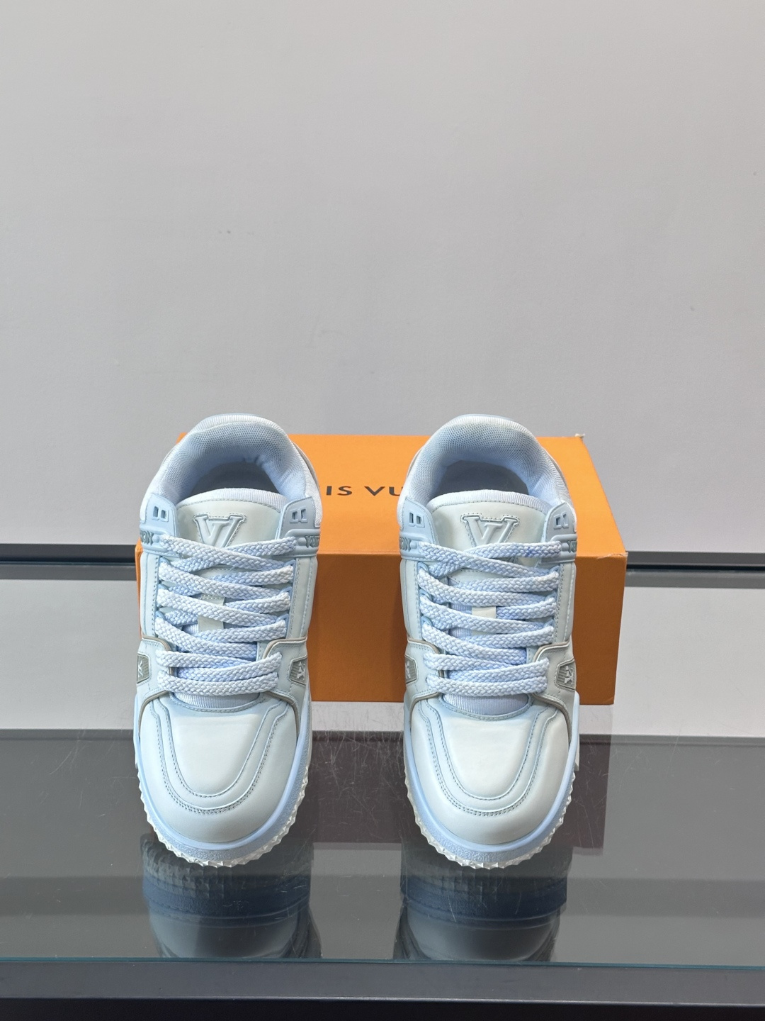 LV Trainer情侣👫运动鞋，采用优质皮革，鞋面有经典Monogram压纹，搭配金属LV标志，品牌感