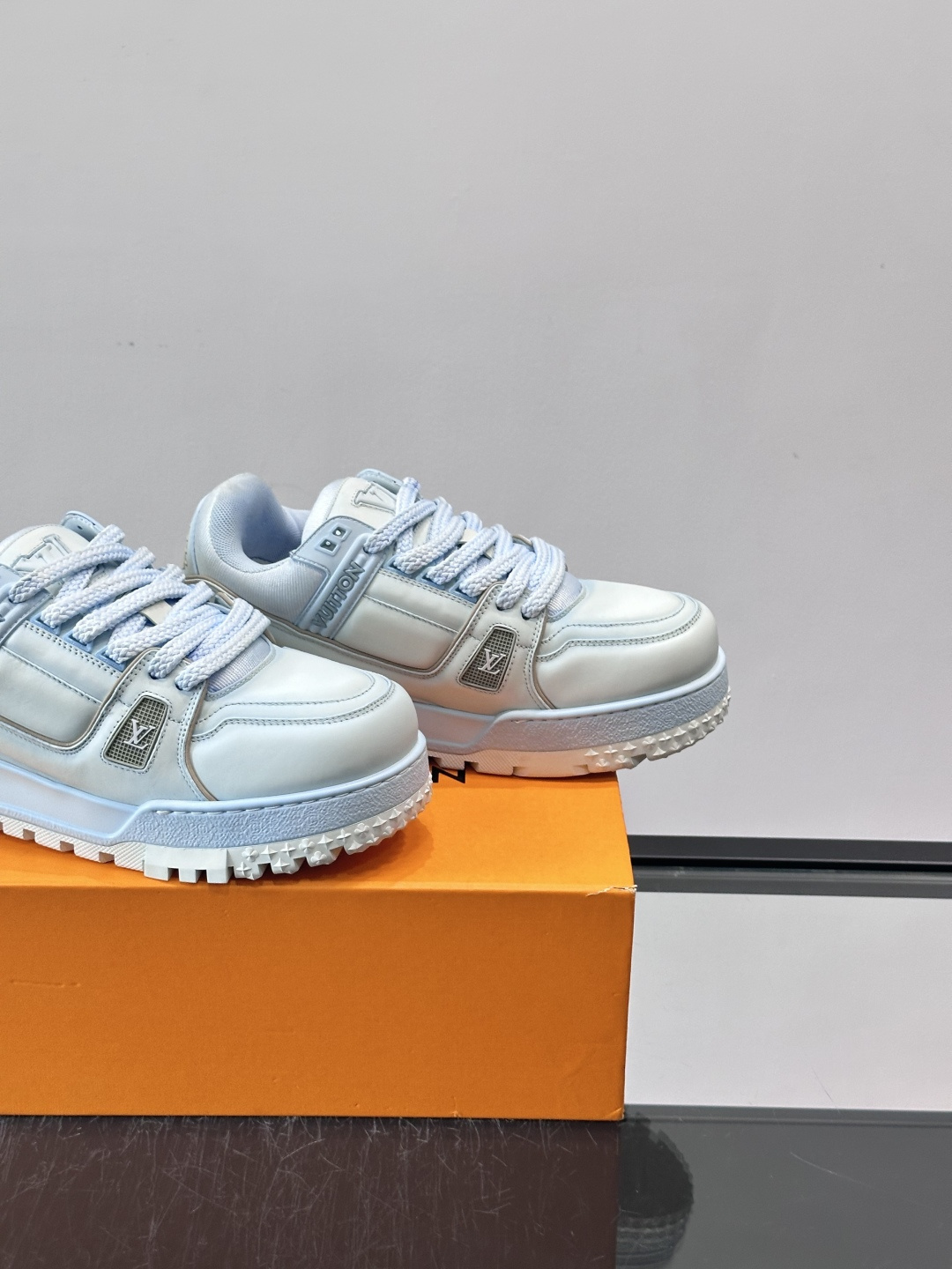 LV Trainer情侣👫运动鞋，采用优质皮革，鞋面有经典Monogram压纹，搭配金属LV标志，品牌感