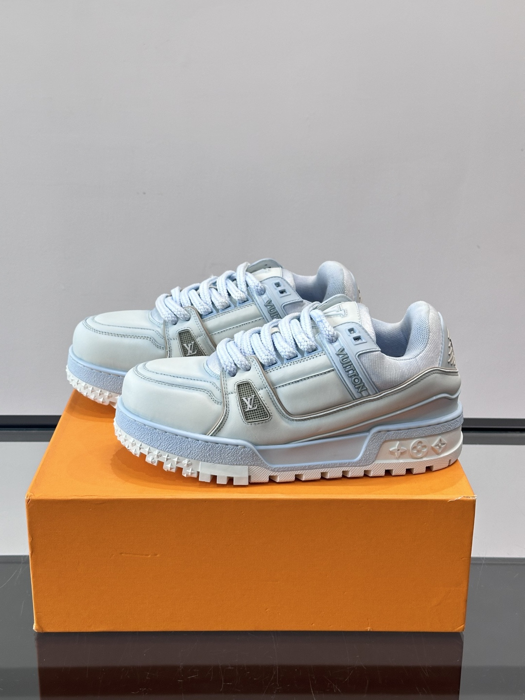 LV Trainer情侣👫运动鞋，采用优质皮革，鞋面有经典Monogram压纹，搭配金属LV标志，品牌感